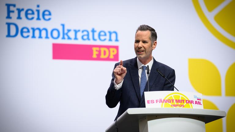 16.05.2025, Berlin: Christian Dürr, designierter FDP-Parteichef, spricht beim 76. Ordentlichen Bundesparteitag der FDP. 