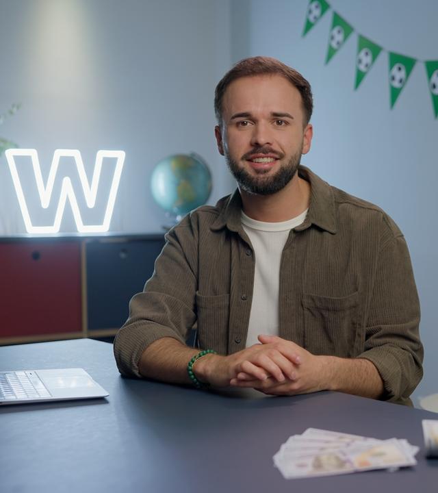 ZDF-Wirtschaftsreporter Christian Hauser im Studio von "WISO - Wirtschaft erklärt"