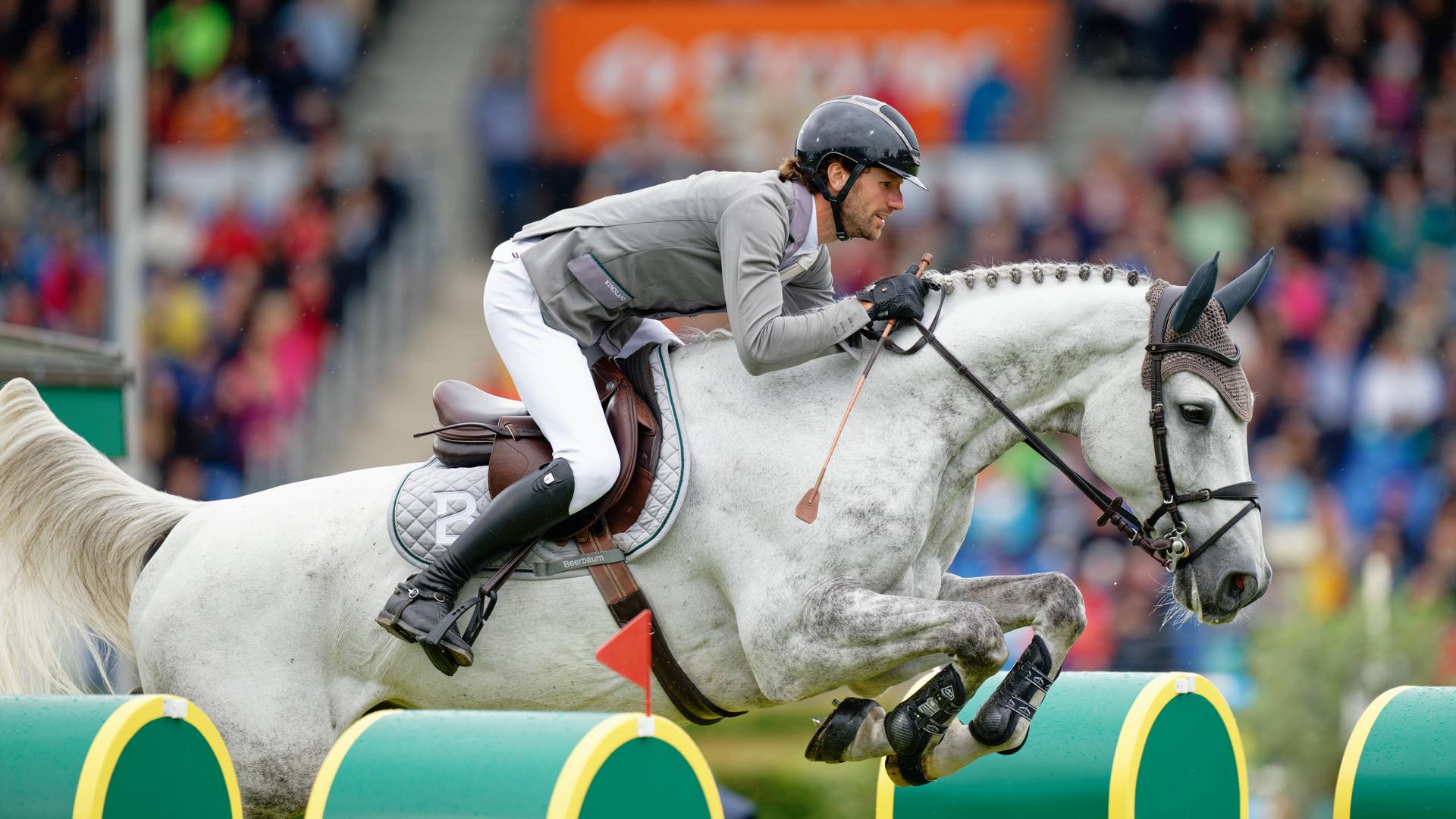 Der deutsche Reiter Christian Kukuk auf dem Pferd Checker überspringt ein Hindernis beim CHIO Aachen am 06.07.2025.