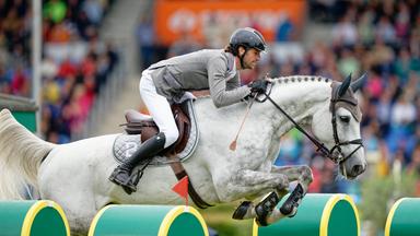 Der deutsche Reiter Christian Kukuk auf dem Pferd Checker überspringt ein Hindernis beim CHIO Aachen am 06.07.2025.