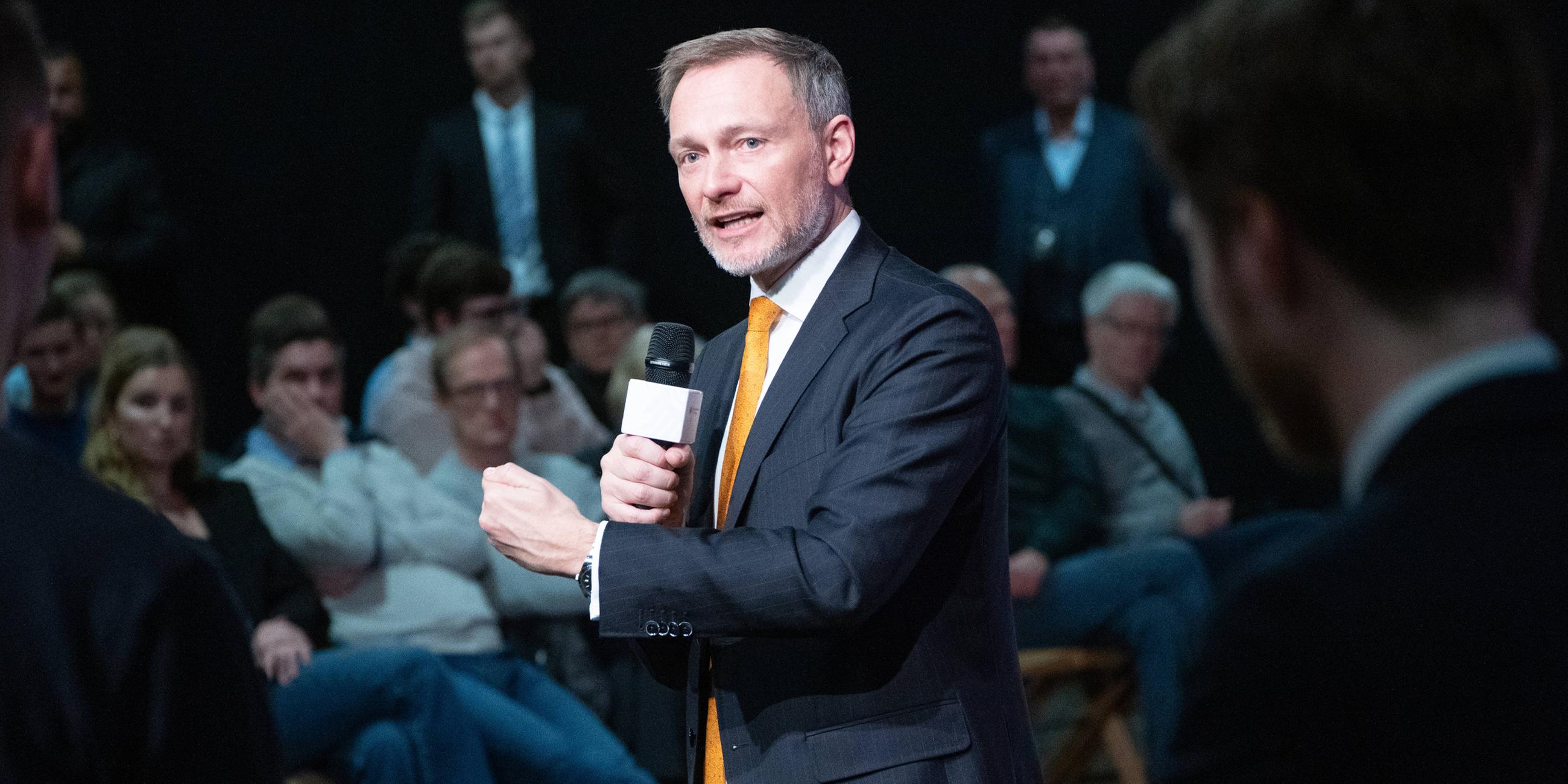 Bundesfinanzminister Christian Lindner stellt sich im Rahmen seiner so genannten Bürgerdialogtour JETZT Im Dialog Fragen von Bürgerinnen und Bürgern in Lübeck am 06.02.2024.
