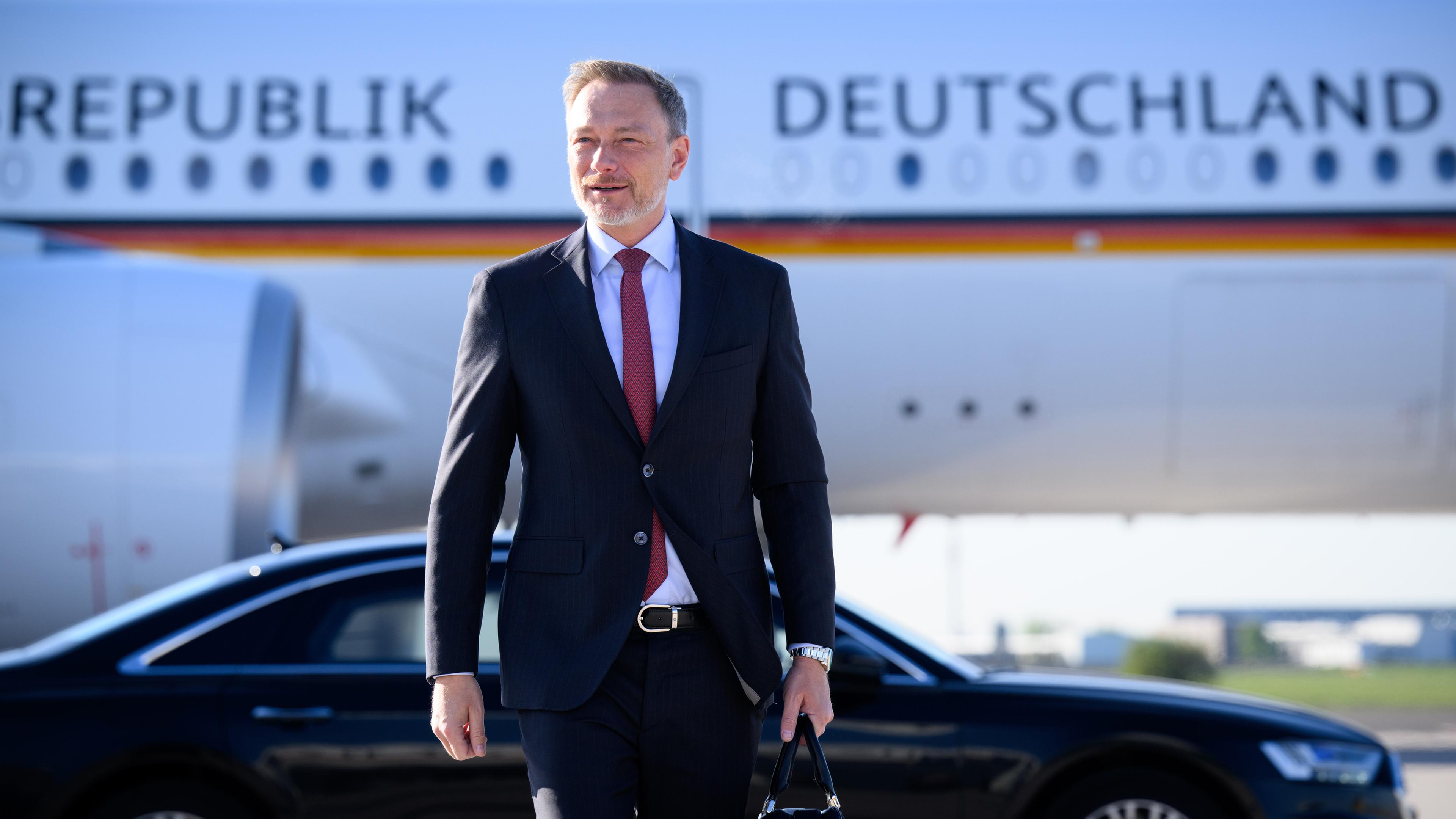 Christian Lindner steigt auf dem militärischen Teil vom Flughafen Berlin Brandenburg in ein Flugzeug am 22.04.2024.