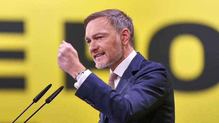 FDP-Parteichef Christian Lindner hält eine Rede