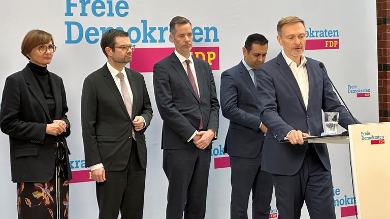 Berlin: Christian Lindner (FDP, M), scheidender Bundesminister der Finanzen und FDP-Bundesvorsitzender, äußert sich in der FDP-Parteizentrale bei einer Pressekonferenz.