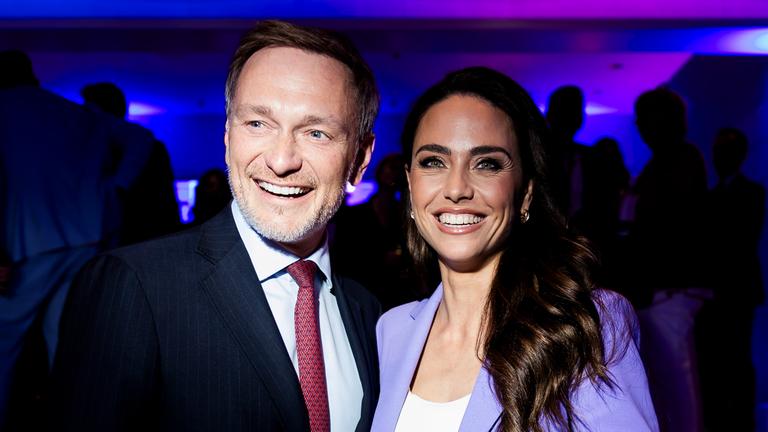Christian Lindner mit seiner Frau Franca Lehfeldt im Juni 2024 auf einer Party in Berlin