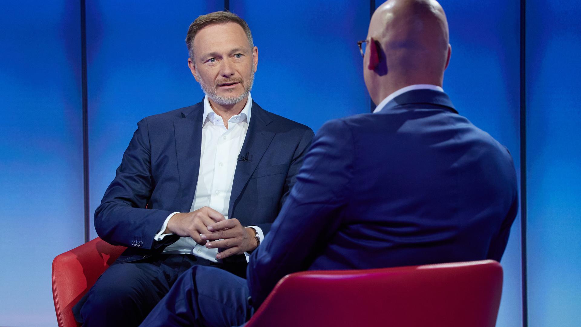 28.07.2024, Berlin: Christian Lindner (FDP, l), Bundesminister der Finanzen, ist zu Gast in dem von Matthias Deiß moderierten ARD-Sommerinterview in einem TV-Studio im ARD-Hauptstadtbüro.