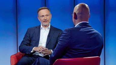 28.07.2024, Berlin: Christian Lindner (FDP, l), Bundesminister der Finanzen, ist zu Gast in dem von Matthias Deiß moderierten ARD-Sommerinterview in einem TV-Studio im ARD-Hauptstadtbüro.