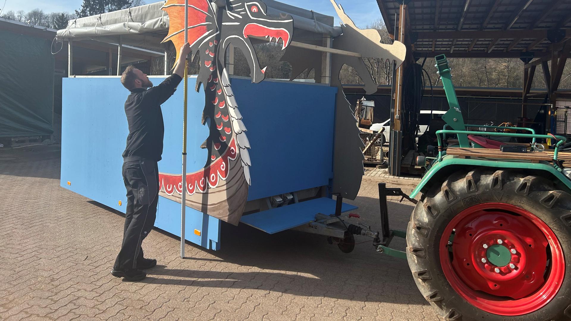 Christian Reiter von der KÜS Merzig misst die Höhe des Motivwagens der Schreinerei Otte in Beckingen.