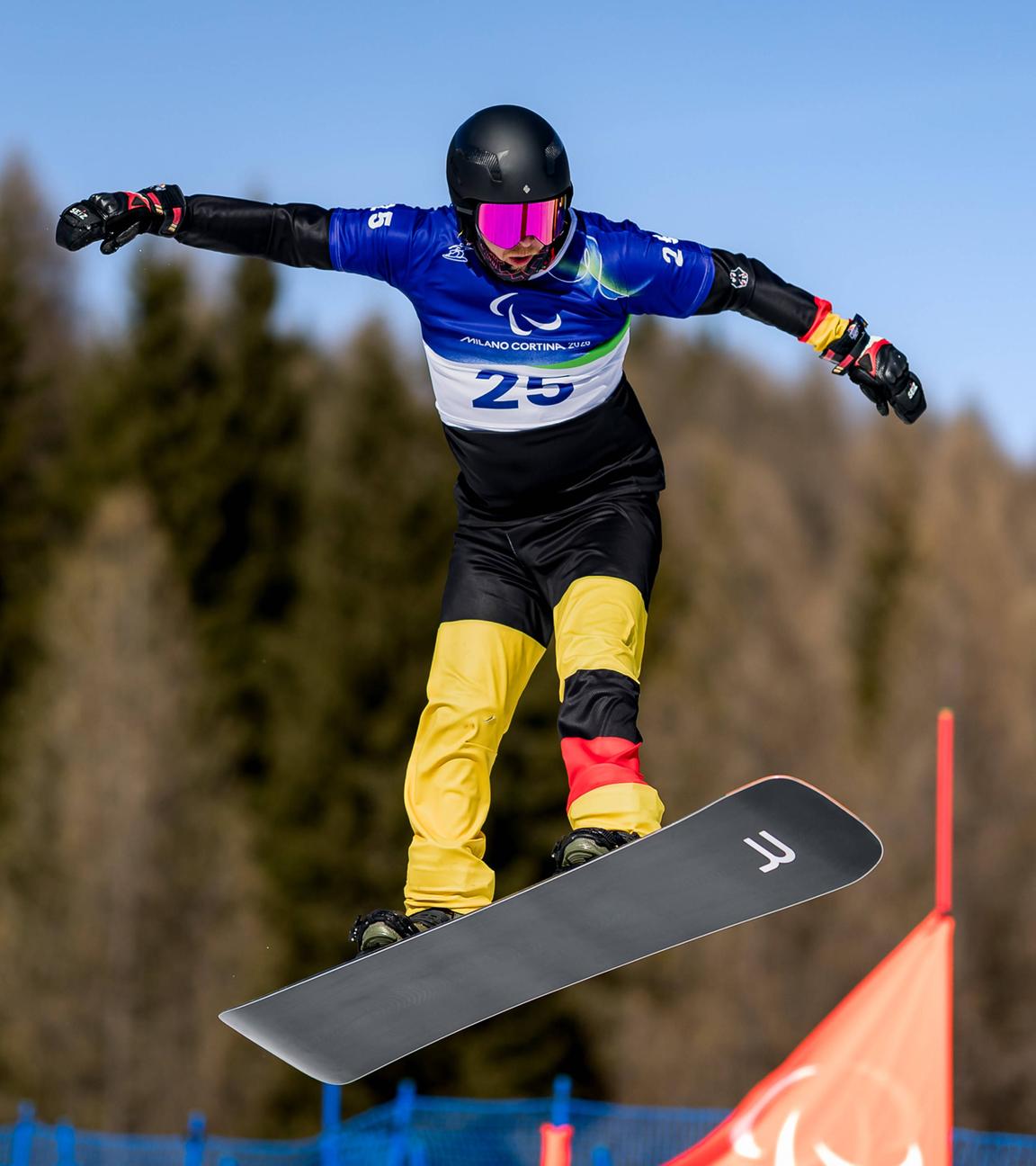 Der deutsche Snowboarder Christian Schmiedt springt bei den Paralympics in Cortina d’Ampezzo in Italien vom Hügel ab