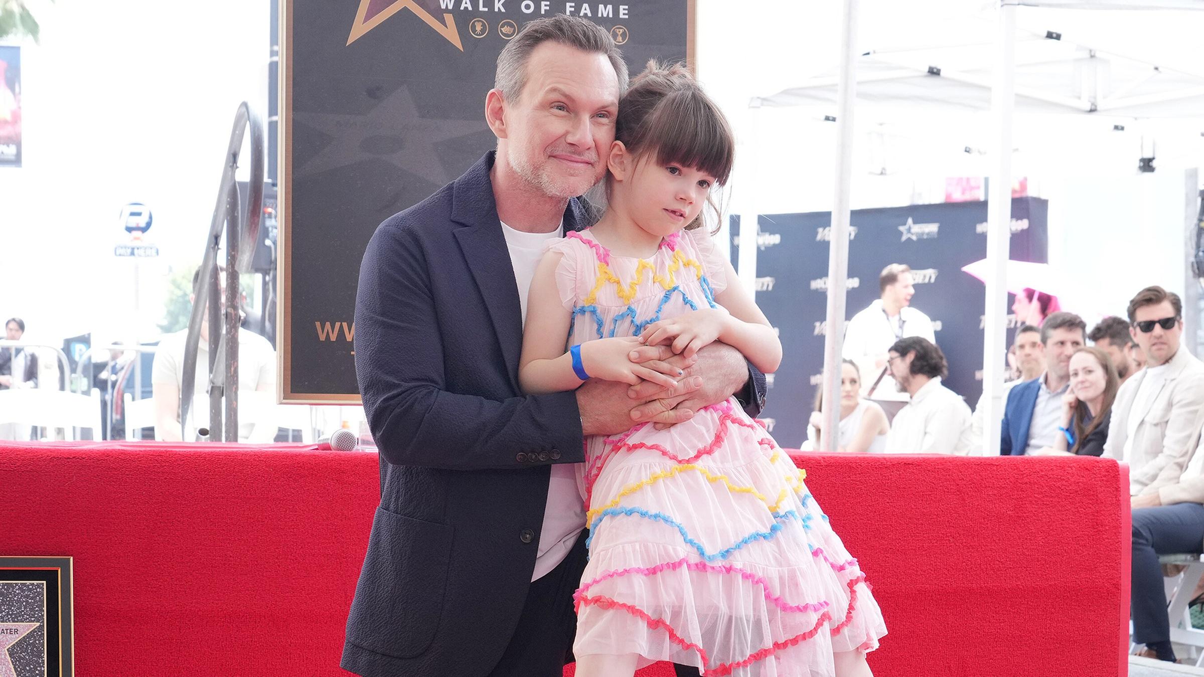 Christian Slater hat seine Tochter auf dem Arm