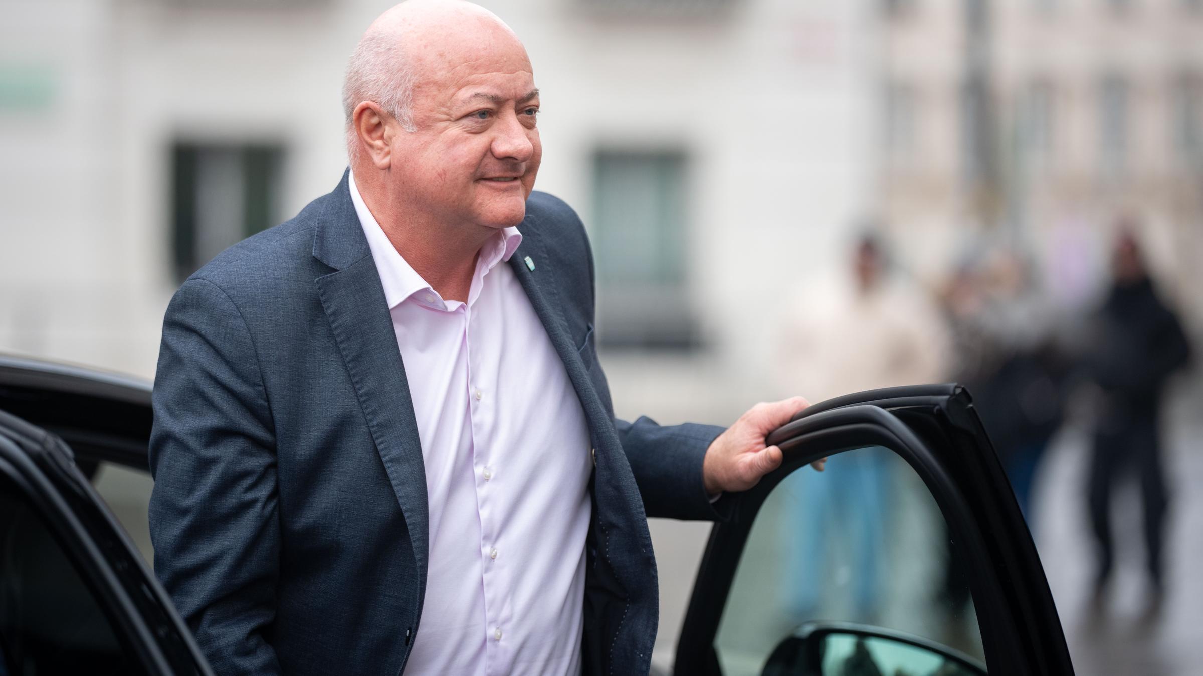 ÖVP-Chef Christian Stocker steigt aus einem Auto aus. 