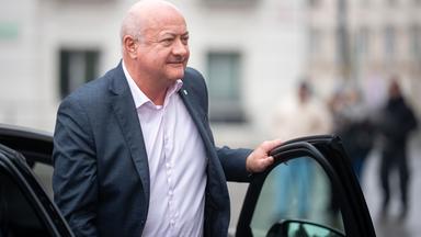 ÖVP-Chef Christian Stocker steigt aus einem Auto aus. 