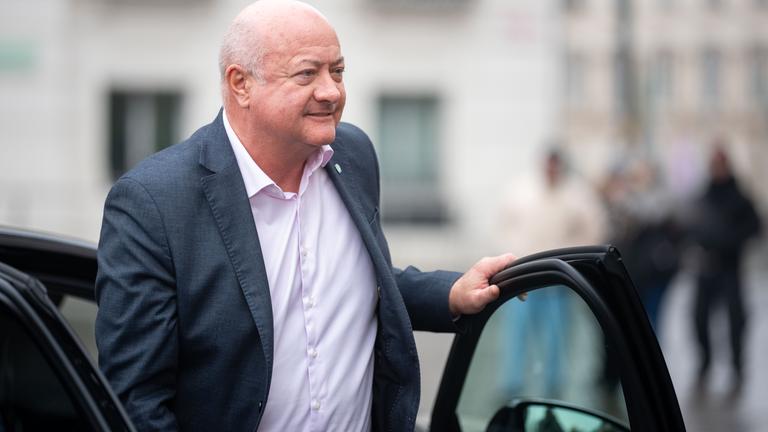 ÖVP-Chef Christian Stocker steigt aus einem Auto aus. 