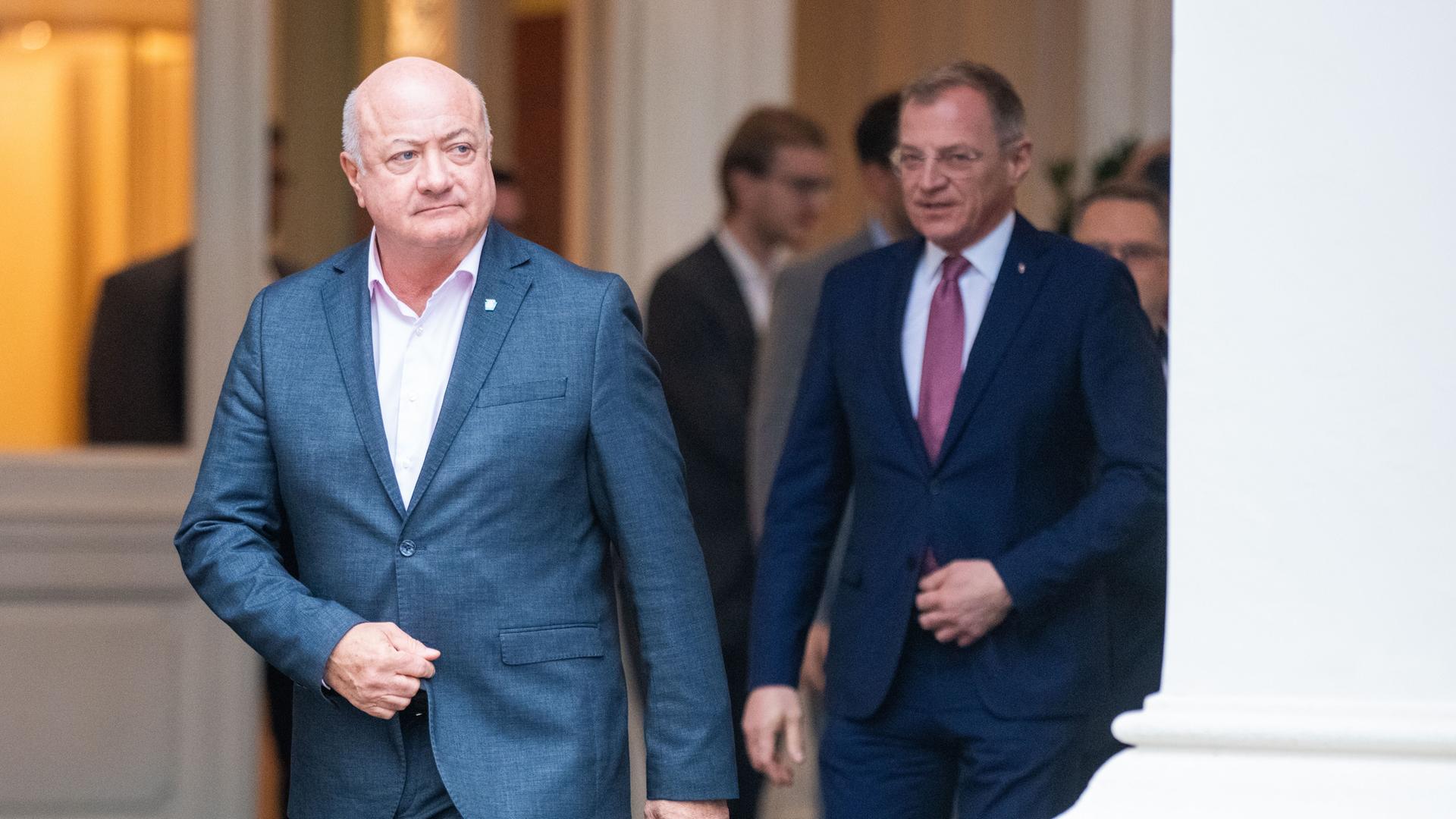 Christian Stocker und Thomas Stelzer verlassen nach einem Gespräch mit dem österreichischen Bundespräsidenten die Präsidentschaftskanzlei. 