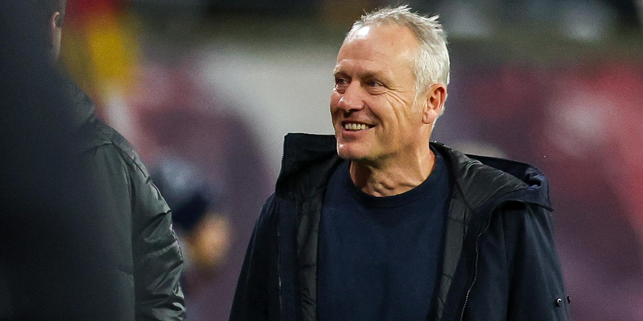 Freiburgs Trainer Christian Streich reagiert nach dem 1:1 am 12.11.2023 in Leipzig.