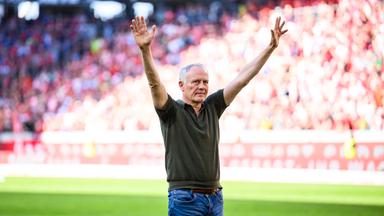 Archiv: Freiburgs Trainer Christian Streich verabschiedet sich von den Fans nach dem Spiel. 