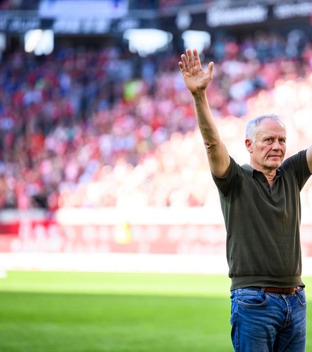 Archiv: Freiburgs Trainer Christian Streich verabschiedet sich von den Fans nach dem Spiel. 