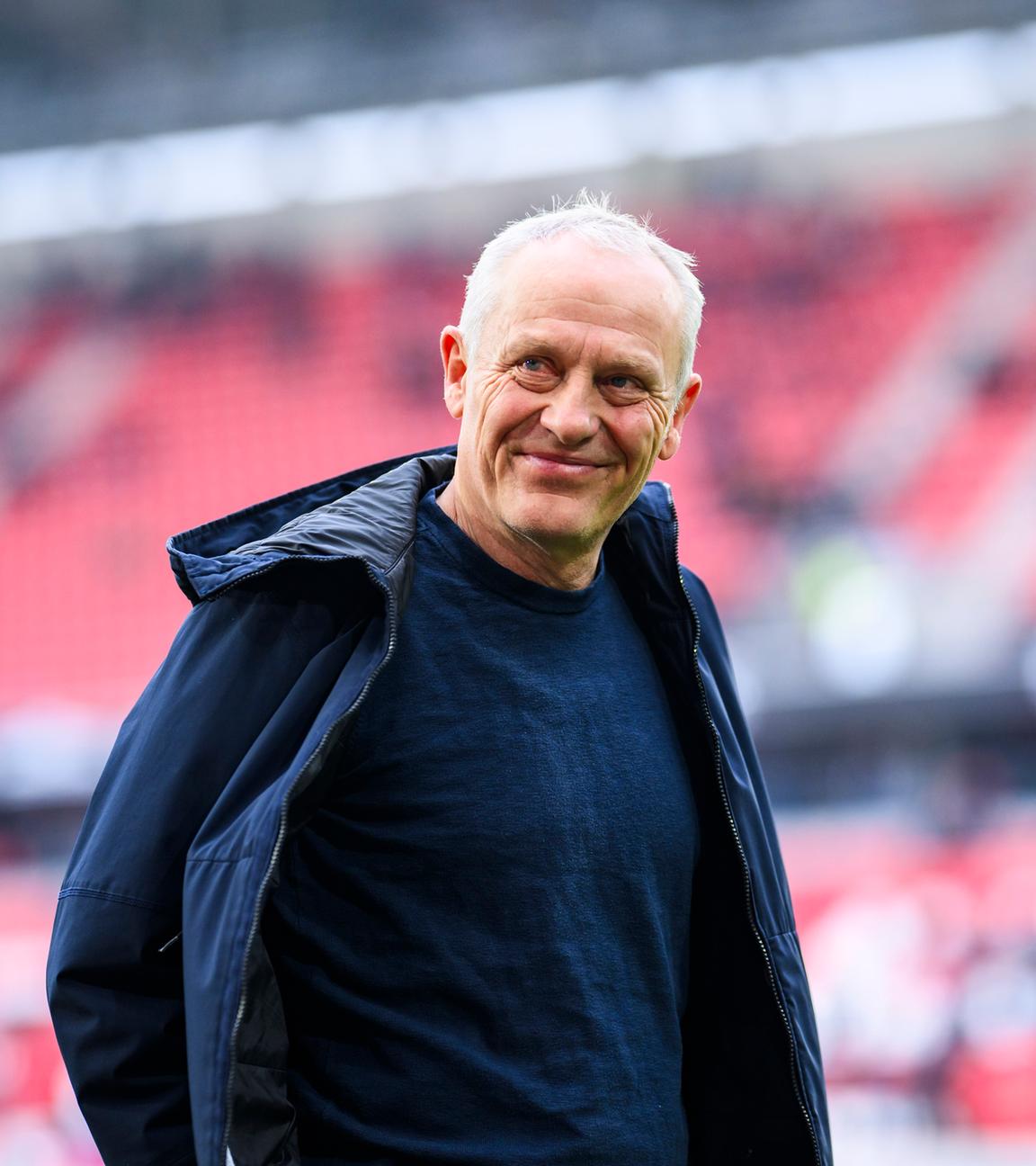 Freiburg Trainer Christian Streich auf dem Spielfeld.