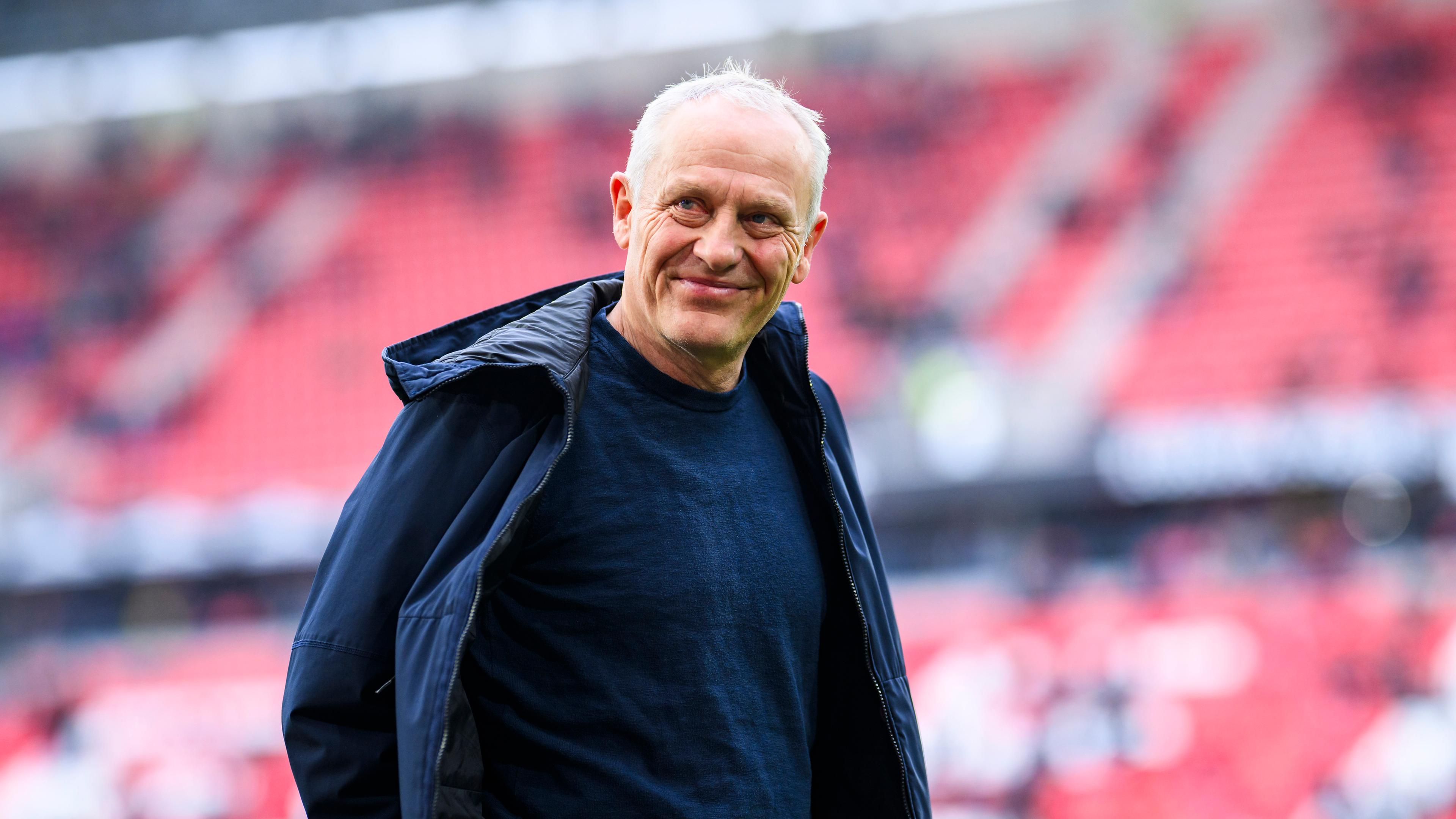 Freiburg Trainer Christian Streich auf dem Spielfeld.