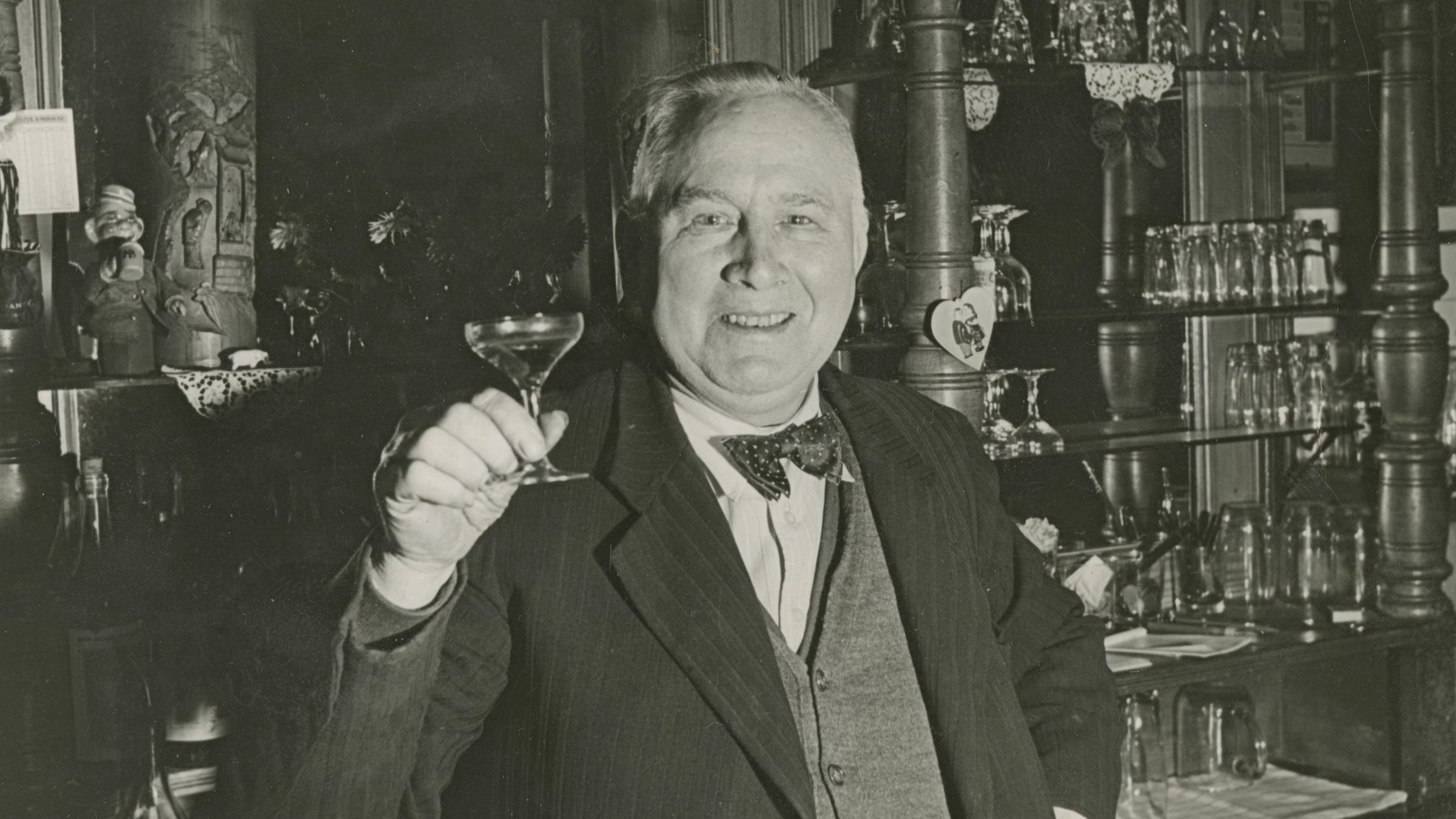 Christian Warlich in seiner Gaststätte (ca 1960)