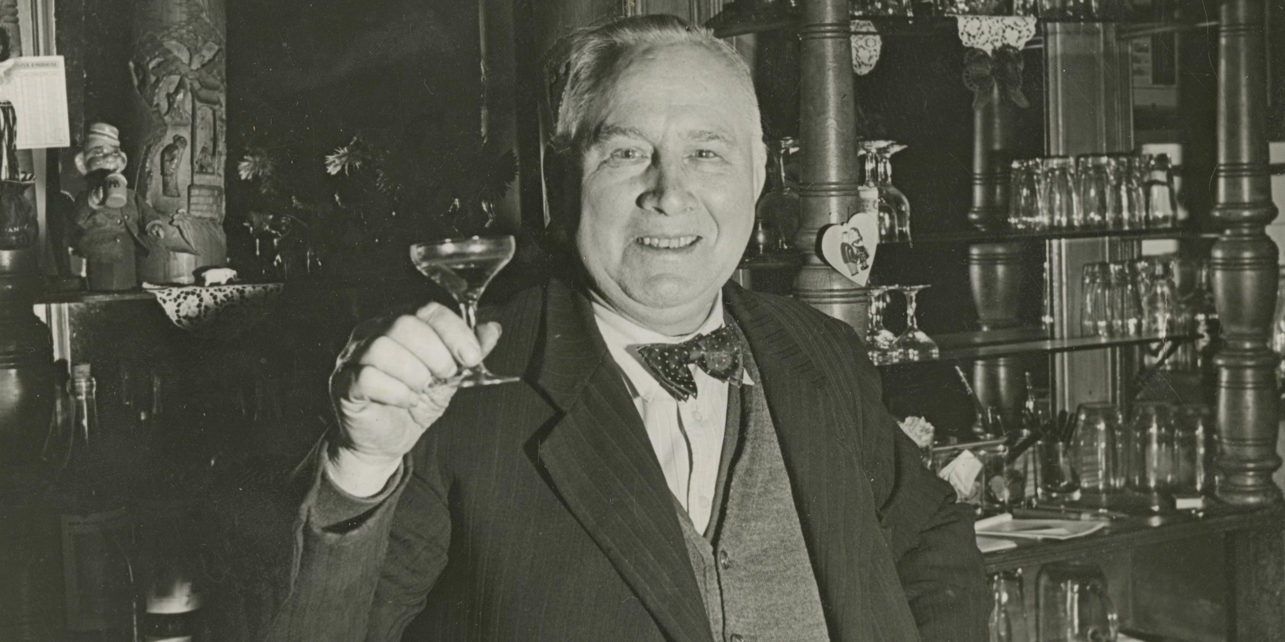 Christian Warlich in seiner Gaststätte (ca 1960)