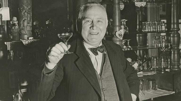Christian Warlich in seiner Gaststätte (ca 1960)