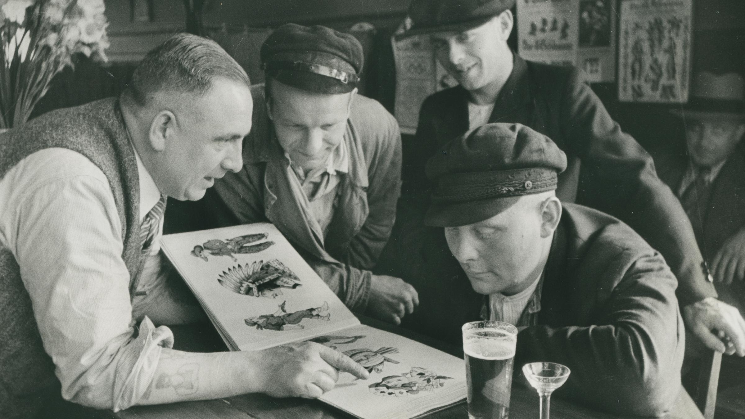 Christian Warlich zeigt Kunden sein Vorlagealbum (ca 1936)