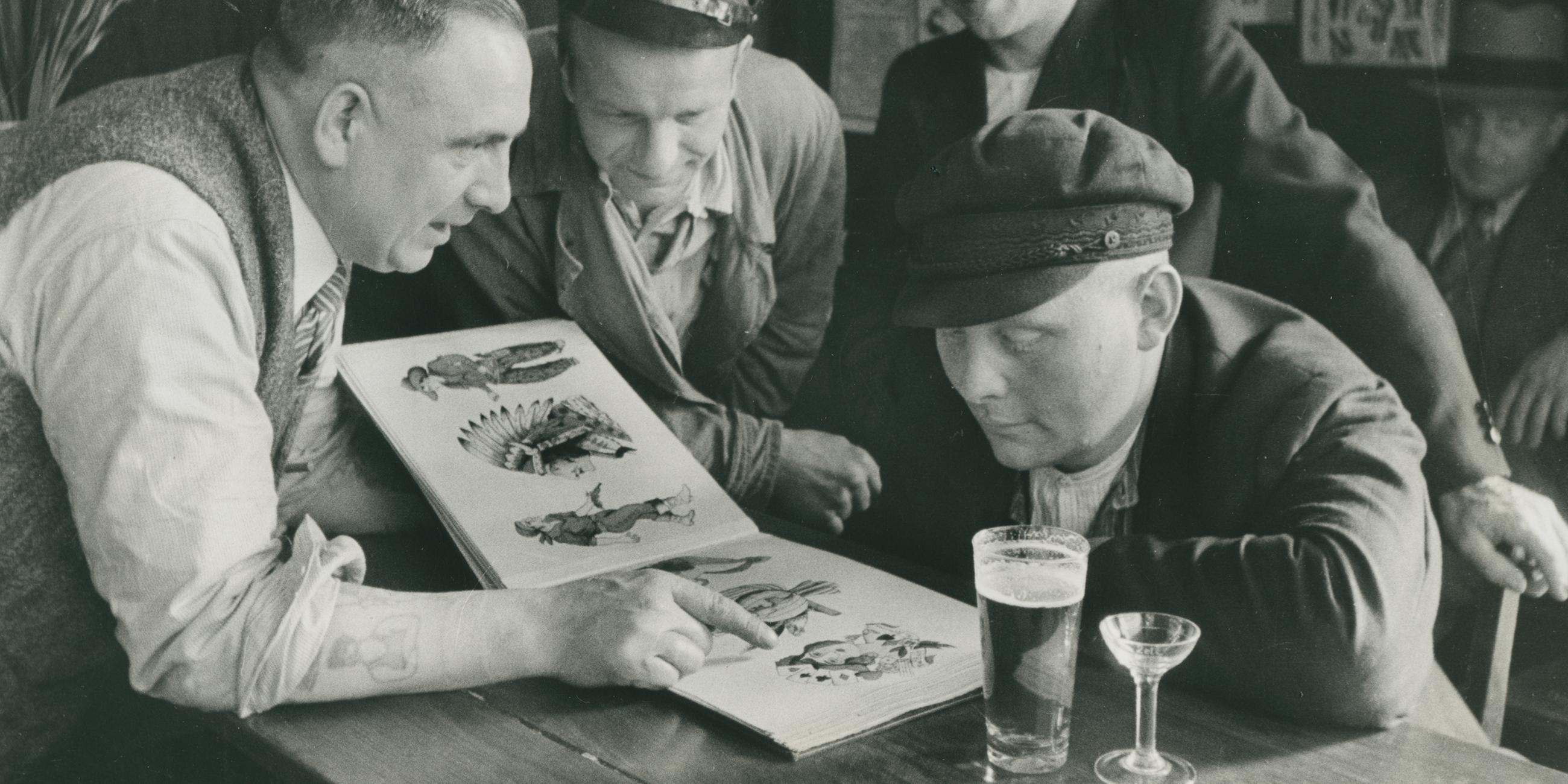 Christian Warlich zeigt Kunden sein Vorlagealbum (ca 1936)