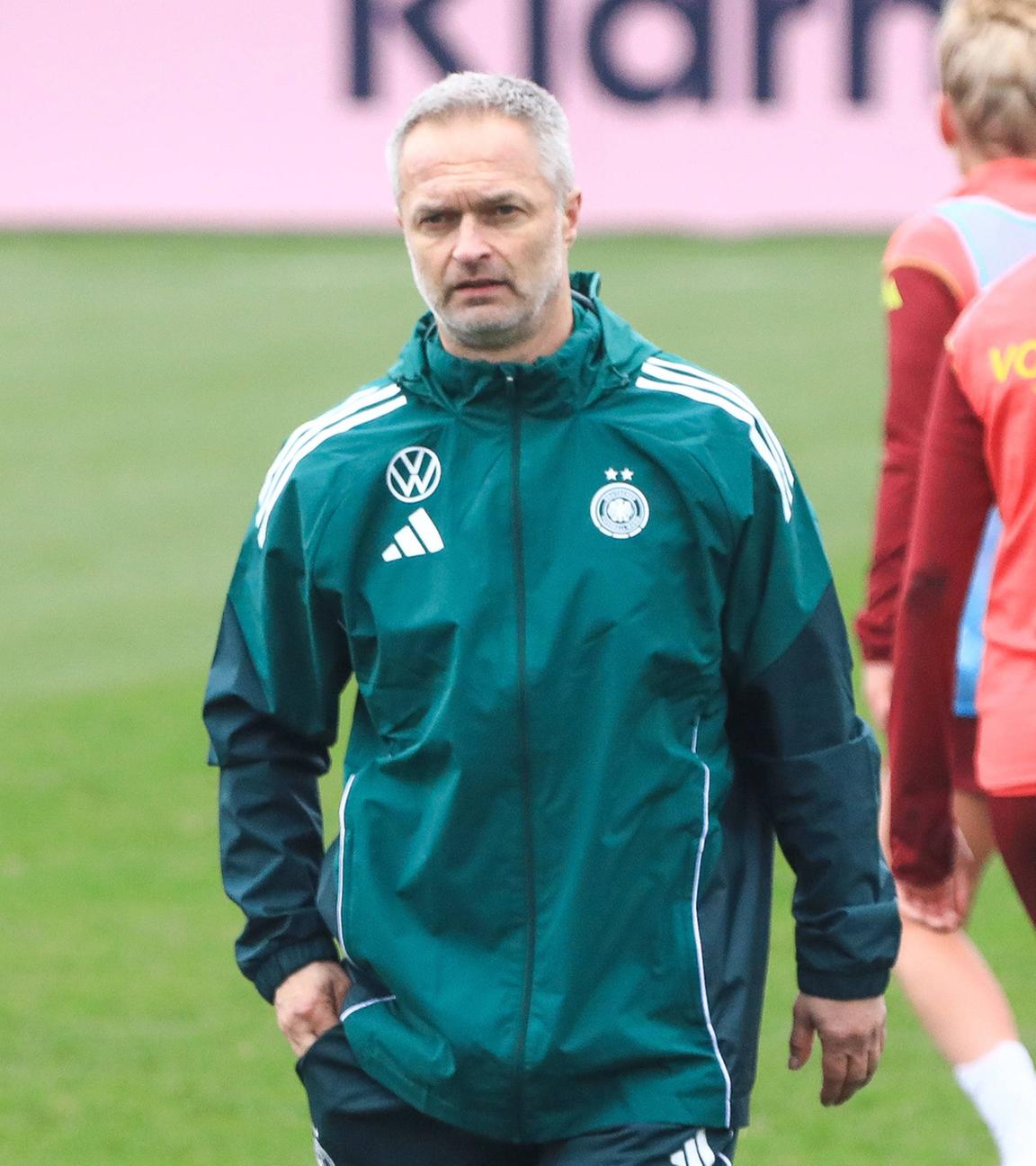 Trainer Christian Wück beim Training der DFB Frauen Nationalmannschaft auf dem DFB Campus in Frankfurt Main