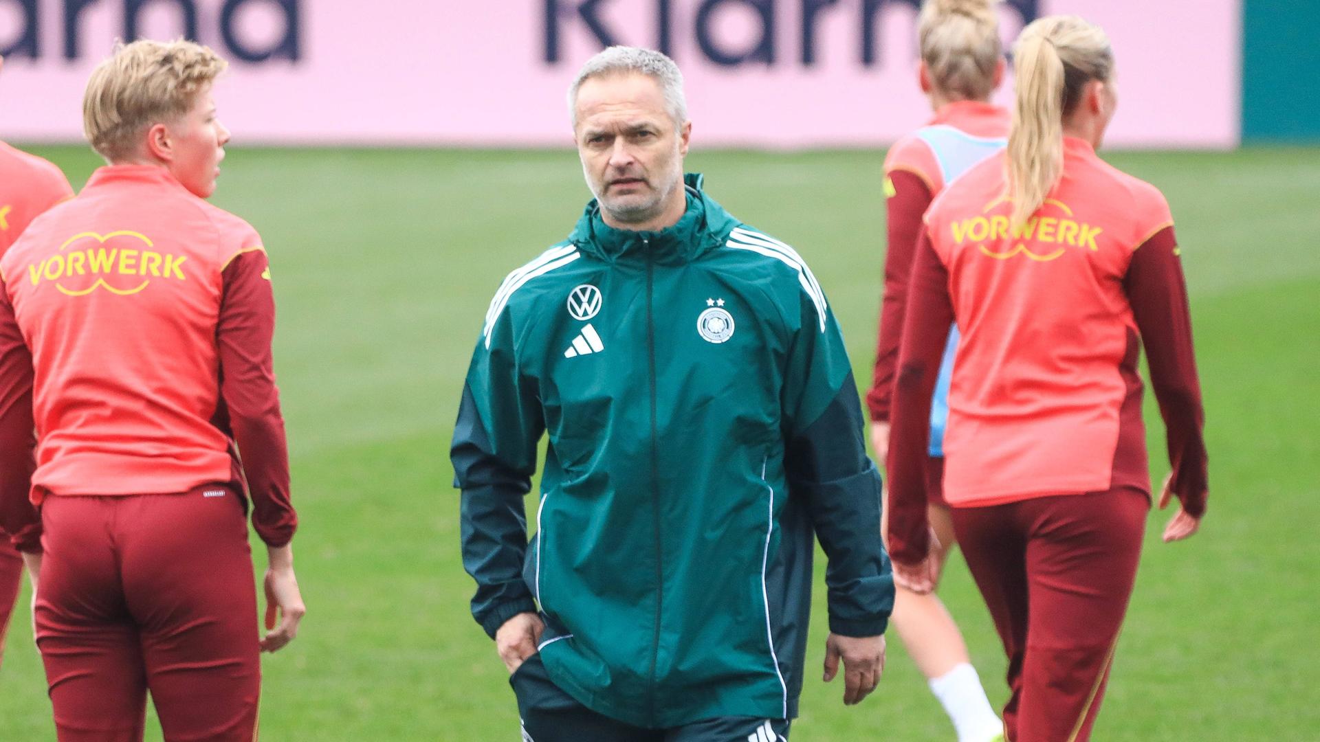 Trainer Christian Wück beim Training der DFB Frauen Nationalmannschaft auf dem DFB Campus in Frankfurt Main