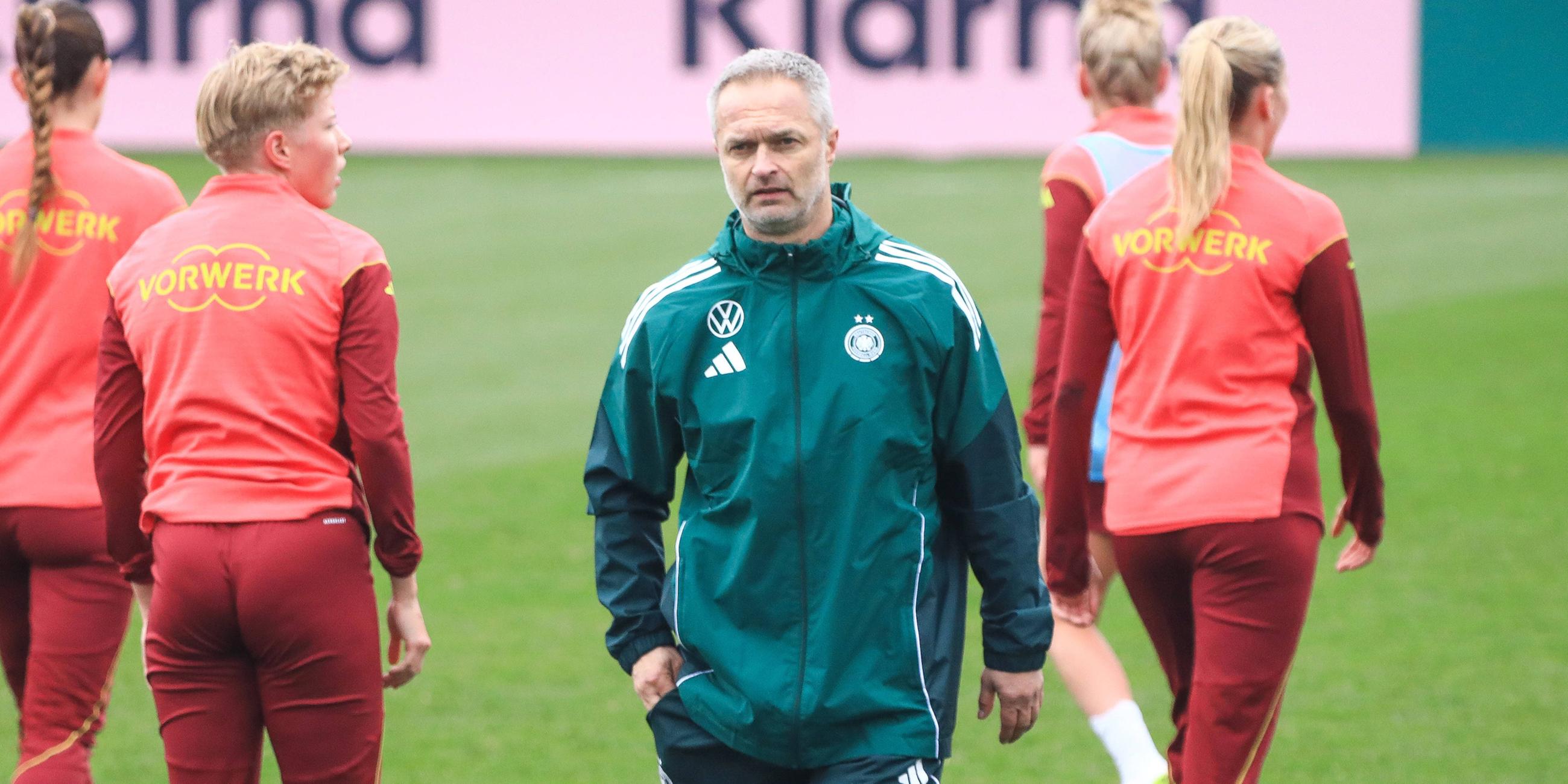 Trainer Christian Wück beim Training der DFB Frauen Nationalmannschaft auf dem DFB Campus in Frankfurt Main