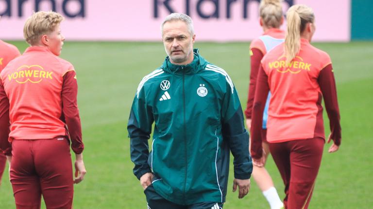 Trainer Christian Wück beim Training der DFB Frauen Nationalmannschaft auf dem DFB Campus in Frankfurt Main
