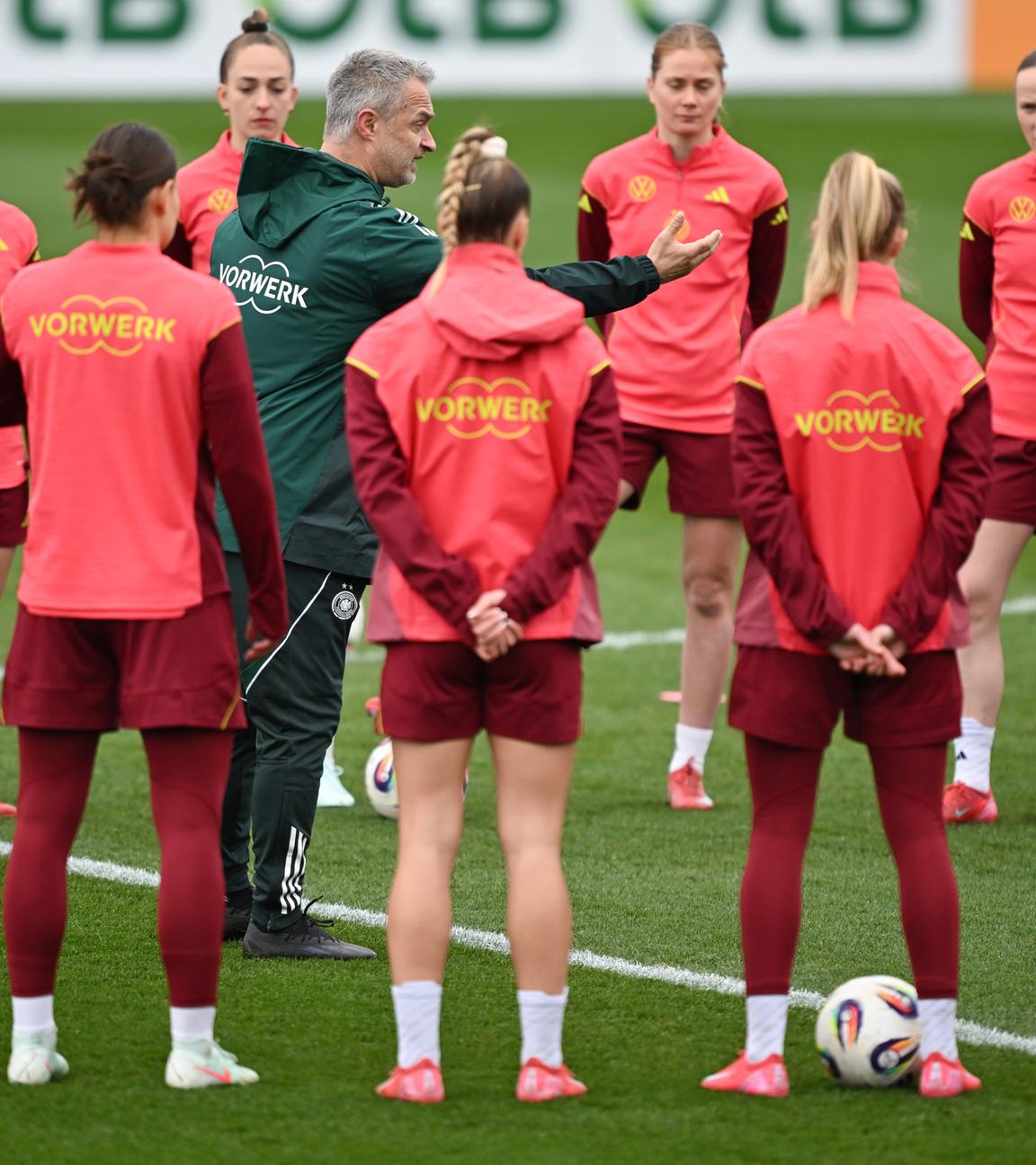 Fußball, Frauen, Nationalteam, Training am 1.4.2025: Bundestrainer Christian Wück (Mitte) spricht zu den Spielerinnen.