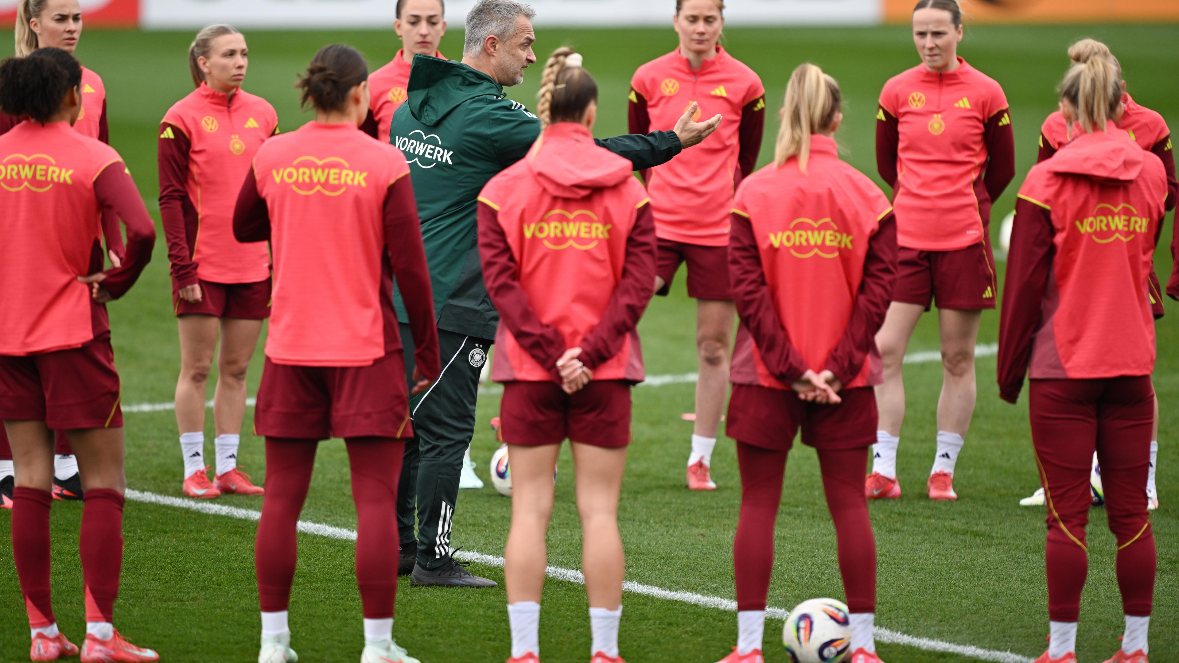 Fußball, Frauen, Nationalteam, Training am 1.4.2025: Bundestrainer Christian Wück (Mitte) spricht zu den Spielerinnen.