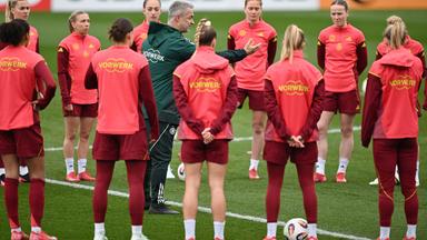 Fußball, Frauen, Nationalteam, Training am 1.4.2025: Bundestrainer Christian Wück (Mitte) spricht zu den Spielerinnen.