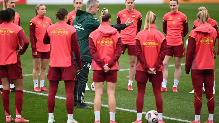 Fußball, Frauen, Nationalteam, Training am 1.4.2025: Bundestrainer Christian Wück (Mitte) spricht zu den Spielerinnen.