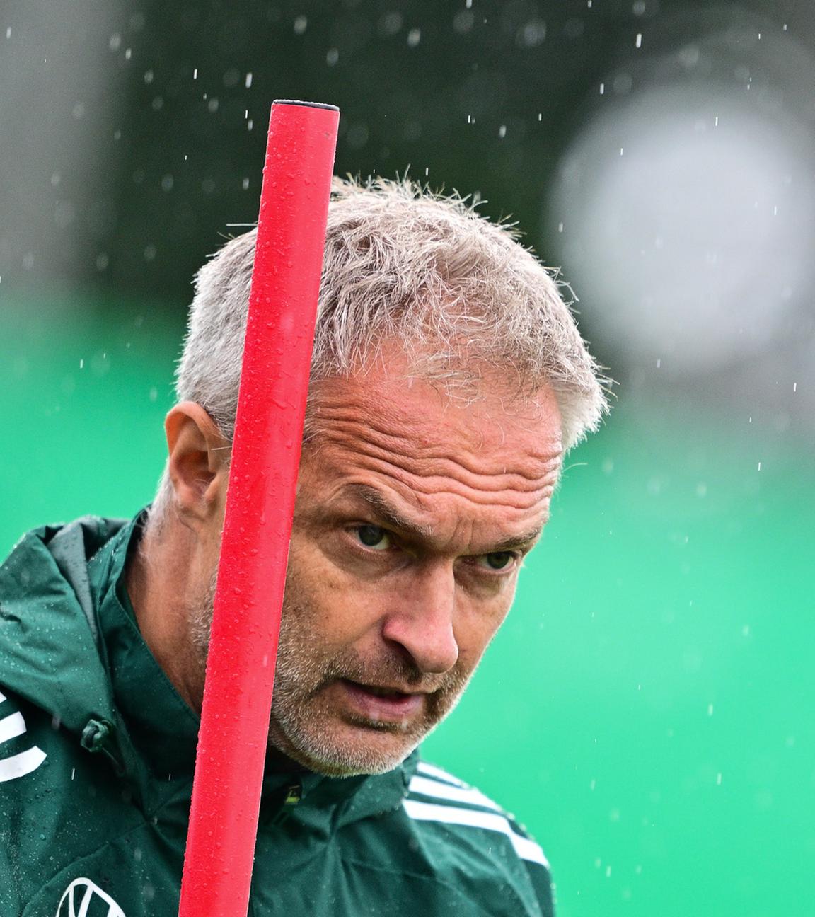 Der Trainer der Frauen Fußballnationalmannschaft Christian Wück während eines Trainings in der Schweiz am 15.07.2025