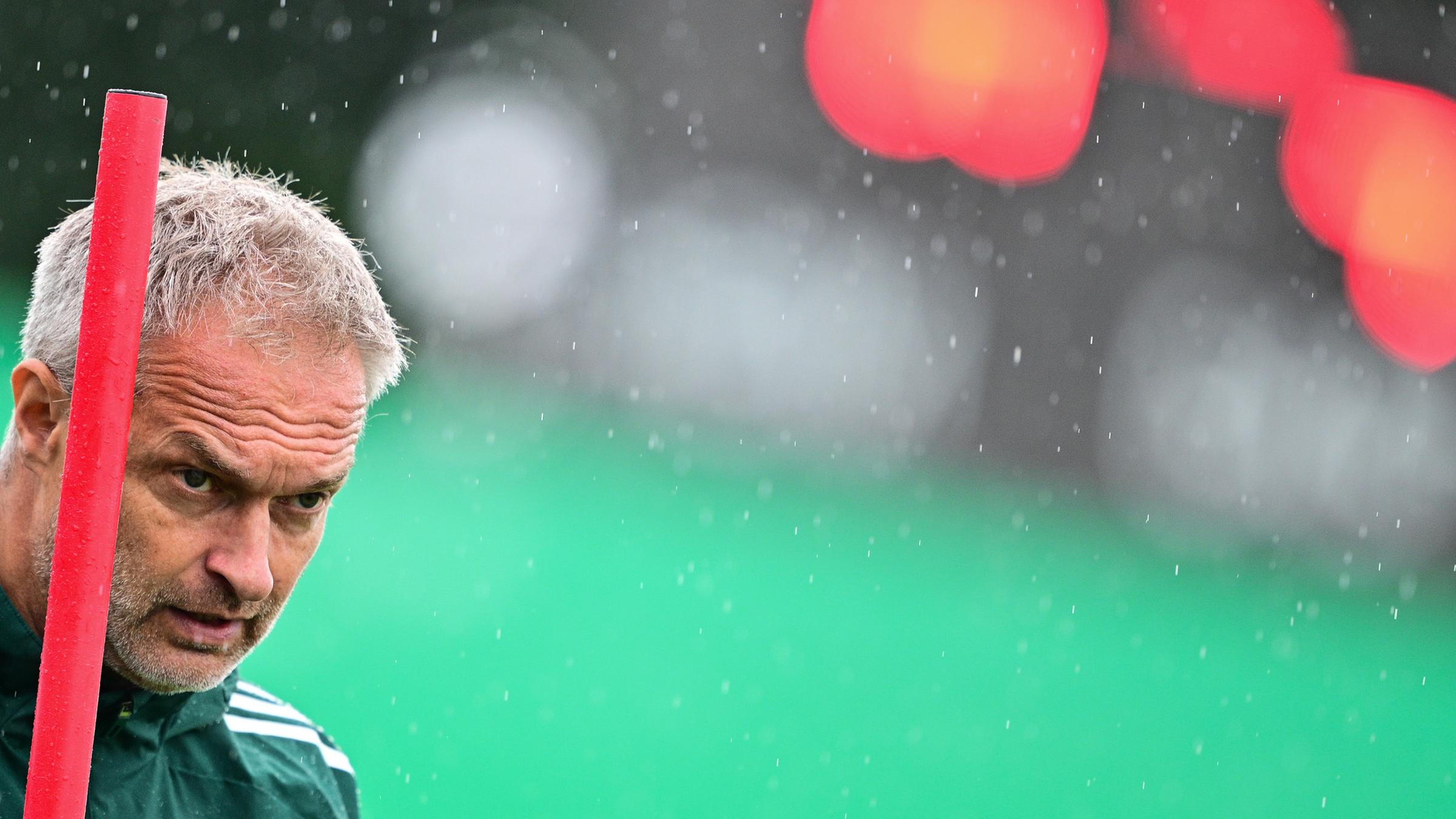 Der Trainer der Frauen Fußballnationalmannschaft Christian Wück während eines Trainings in der Schweiz am 15.07.2025