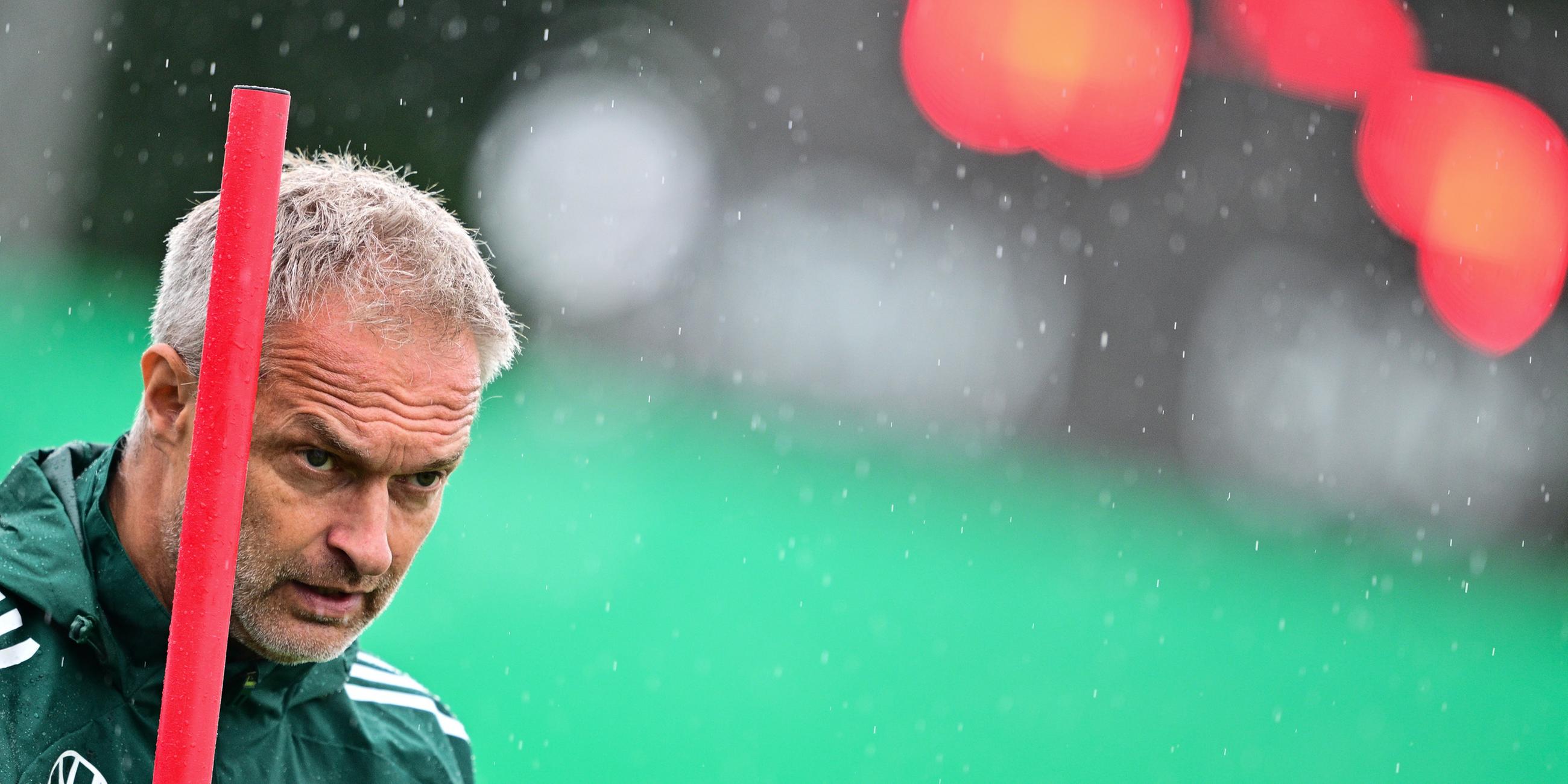 Der Trainer der Frauen Fußballnationalmannschaft Christian Wück während eines Trainings in der Schweiz am 15.07.2025