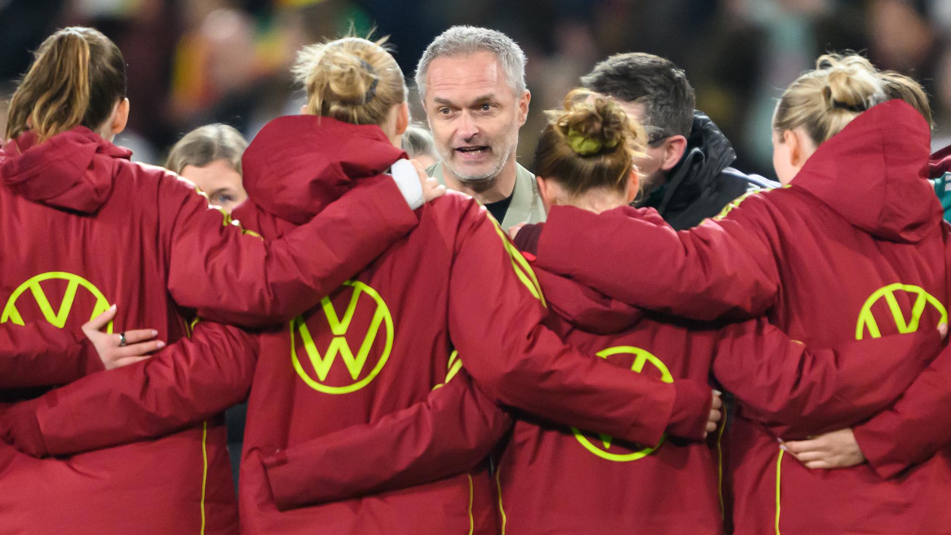 Bundestrainer Christian Wück spricht nach dem Spiel mit seinen Spielerinnen.