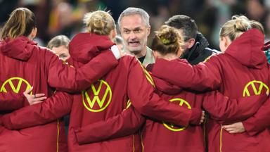 Bundestrainer Christian Wück spricht nach dem Spiel mit seinen Spielerinnen.