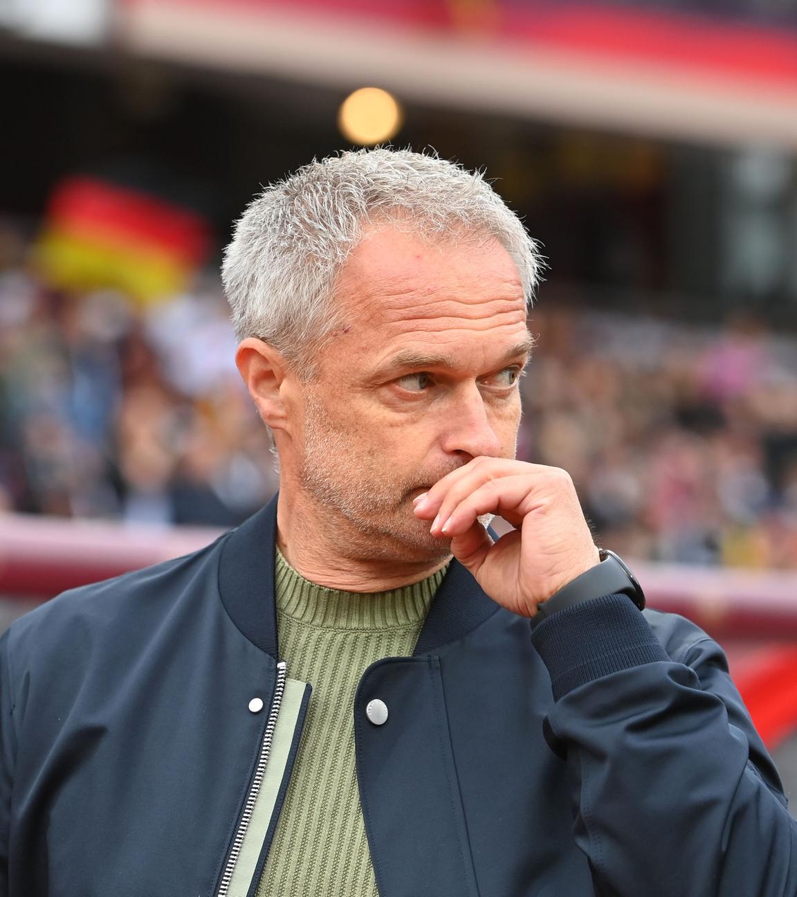 Bundestrainer Christian Wück guckt kritisch