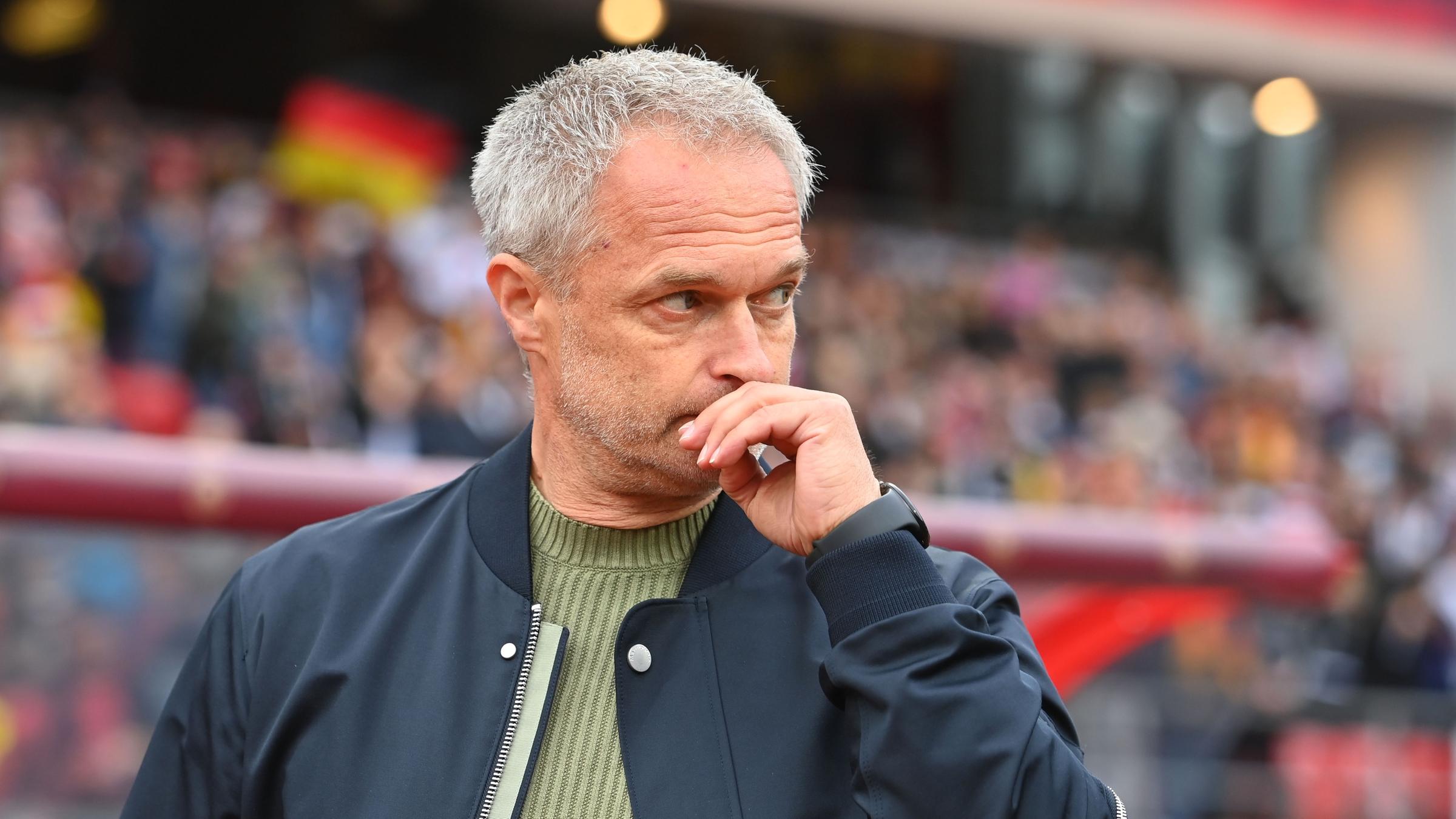 Bundestrainer Christian Wück guckt kritisch