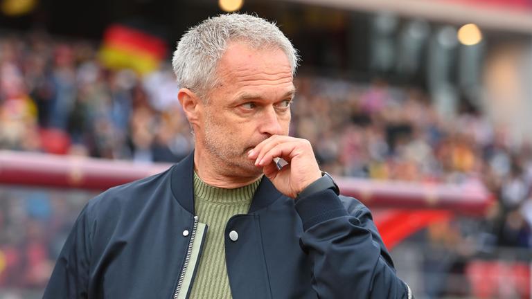 Bundestrainer Christian Wück guckt kritisch