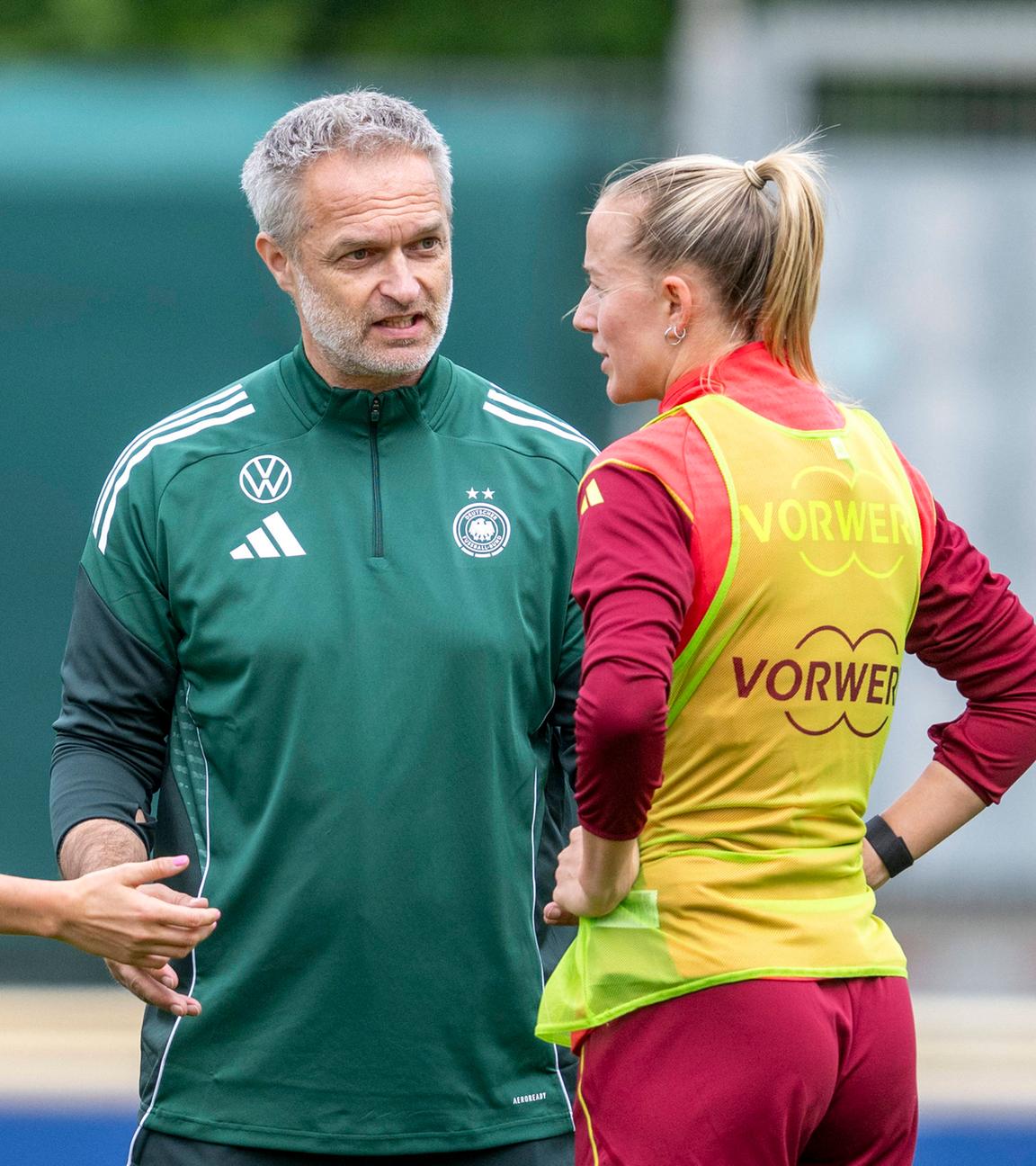 Bundestrainer Christian Wück spricht mit Laura Freigang (l) und Lea Schüller. 