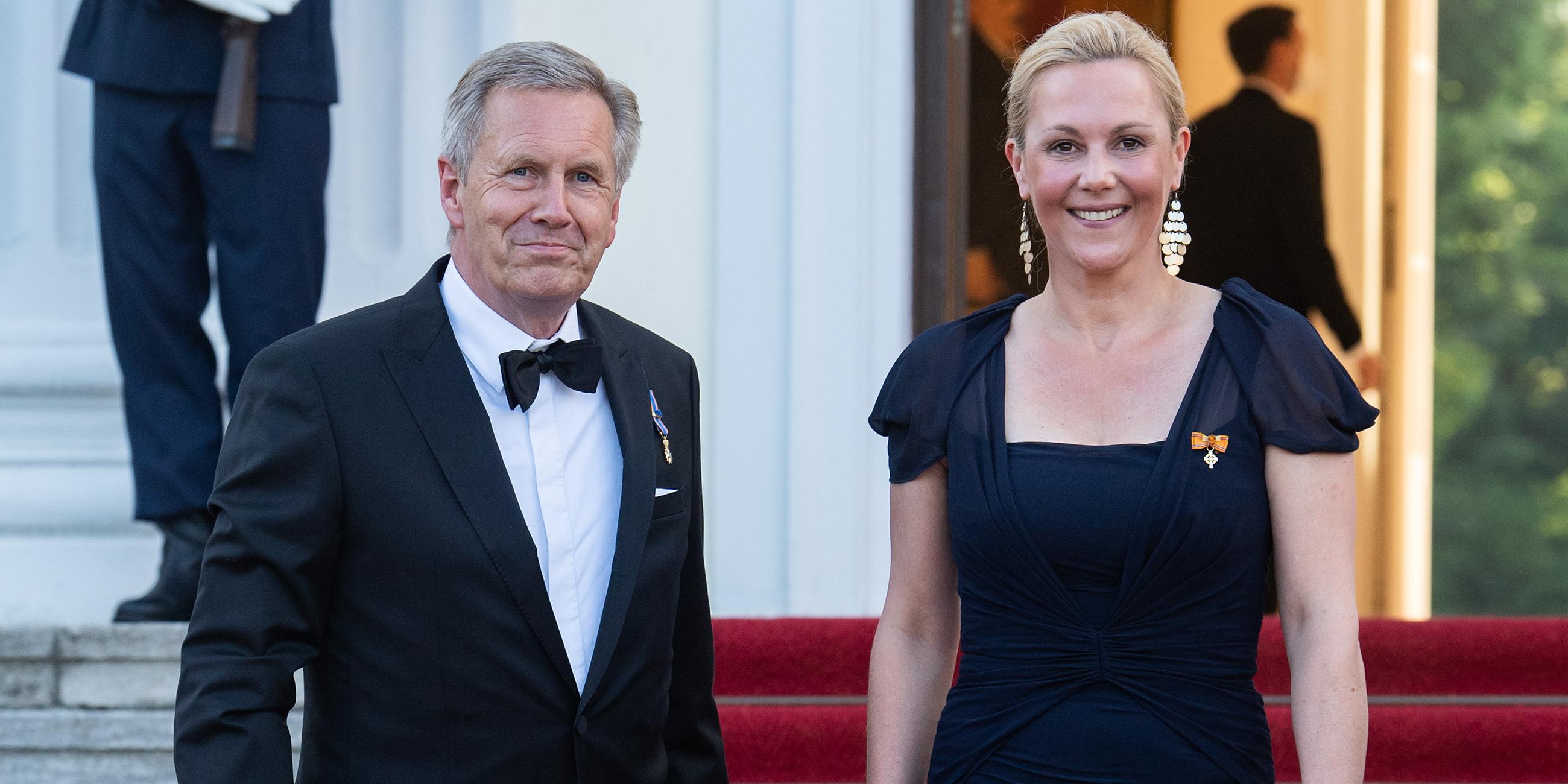 Christian und Bettina Wulff beim Staatsbankett zu Ehren des niederländischen Königspaares ins Schloss Bellevue. Sie stehen nebeneinander, Christian Wulff trägt einen schwarzen Anzug, Bettina Wulff ein schwarzes Abendkleid.