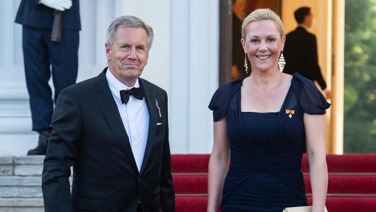 Christian und Bettina Wulff beim Staatsbankett zu Ehren des niederländischen Königspaares ins Schloss Bellevue. Sie stehen nebeneinander, Christian Wulff trägt einen schwarzen Anzug, Bettina Wulff ein schwarzes Abendkleid.