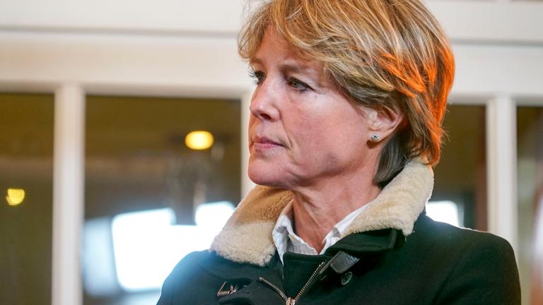 Christina Block hält eine Rede bei dem Neujahrsempfang des 11.Neujahrsempfang im Freien Punsch unterm Dach vor dem Grand Elysee Hotel am 06.01.2025 in Hamburg