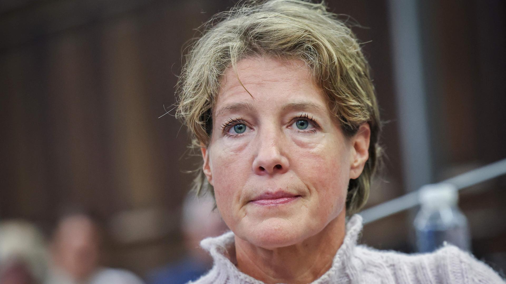 Die angeklagte deutsche Unternehmerin und Gastronomin Christina Block nimmt am 11.12.2025 an der Fortsetzung des Prozesses gegen sie wegen mutmaßlicher Kindesentführung vor dem Landgericht in Hamburg teil.