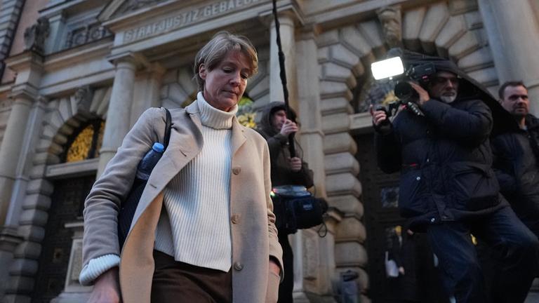 Hamburg: Christina Block (l), deutsche Gastronomin und Unternehmerin, verlässt das Strafjustizgebäude nach dem Prozess wegen mutmaßlicher Kindesentführung im Landgericht Hamburg. 